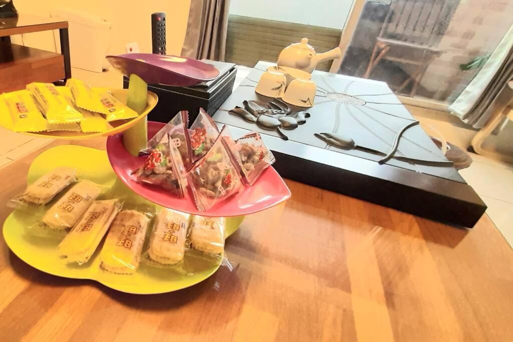 花的家 高鐵左營站前2號出口高鐵路步行3分鐘 最多6位可入住 3間卧房 月租長租 Гаосюн Экстерьер фото